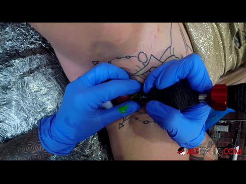 ❤️ E dashura jashtëzakonisht e bërë me tatuazhe, Sully Savage, bëri një tatuazh në klitorisin e saj ❤ Video porno në sq.porncomixone.ru ❤